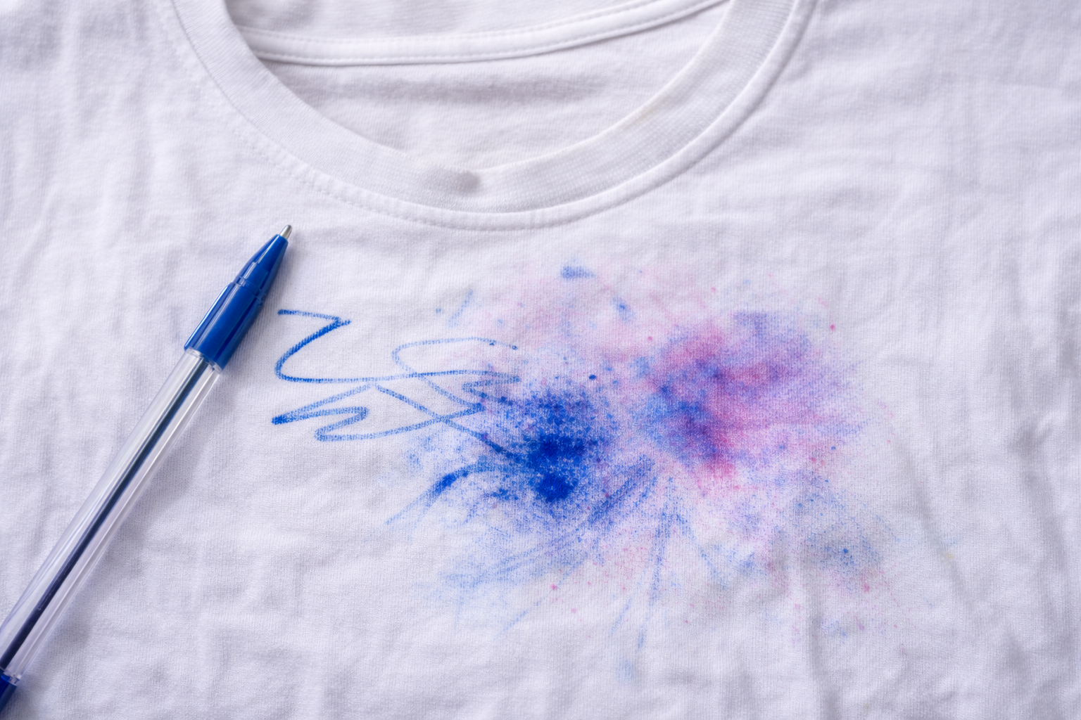 como tirar mancha de caneta da roupa, remover tinta de caneta da roupa, mancha de caneta fácil, truque caseiro para mancha de caneta, como limpar roupa manchada de tinta, tirar caneta de roupa branca, tirar caneta de roupa colorida, dicas de lavanderia caseira, limpeza doméstica simples, produtos caseiros para tirar manchas, como salvar roupa manchada, rotina de cuidados com roupas
